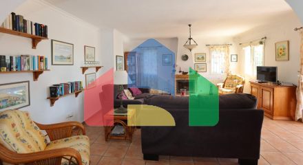 Вилла в средиземноморском стиле с бассейном и недалеко от моря