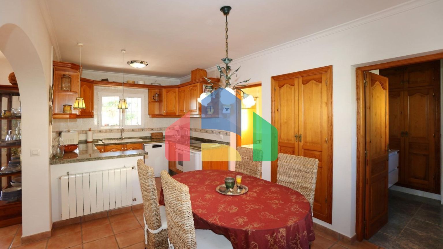 Вилла в средиземноморском стиле с бассейном и недалеко от моря