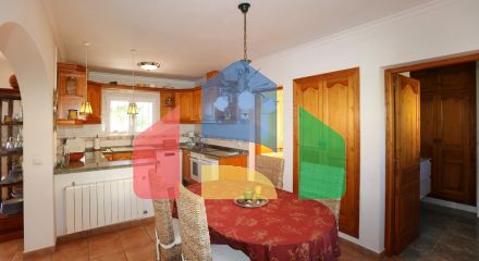 Вилла в средиземноморском стиле с бассейном и недалеко от моря