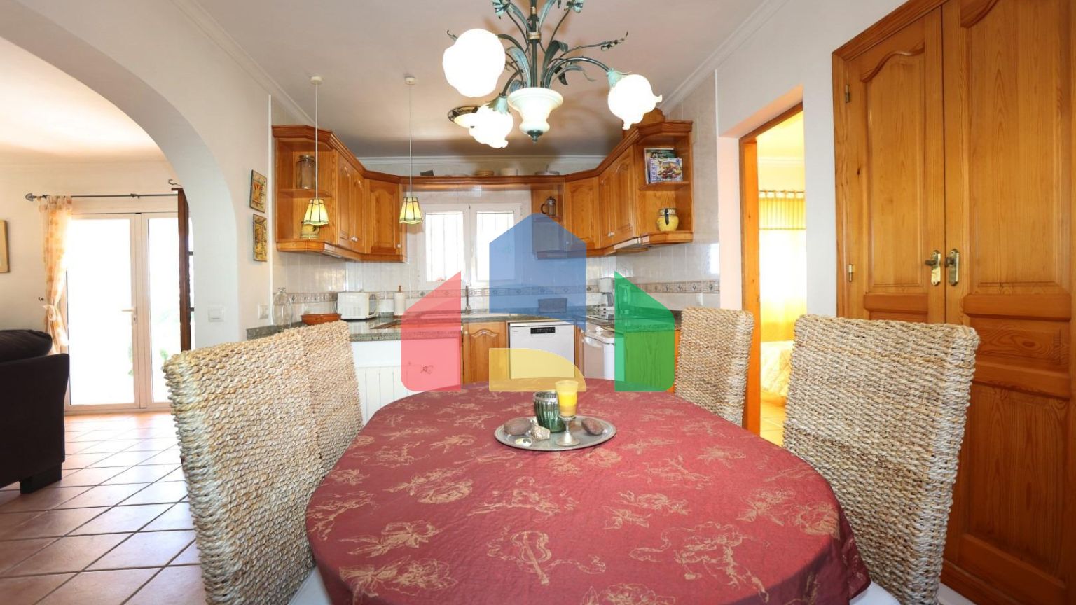 Вилла в средиземноморском стиле с бассейном и недалеко от моря