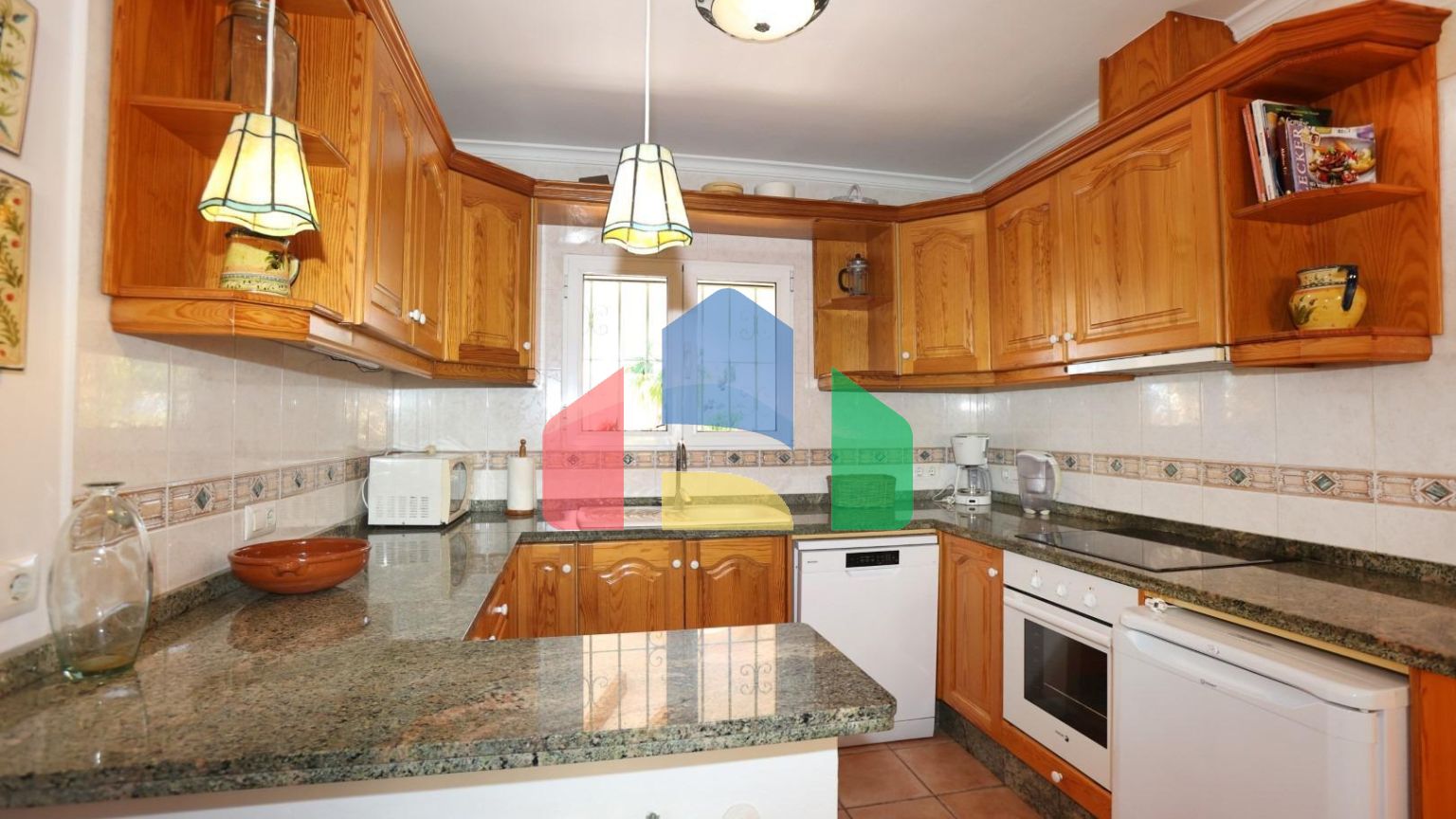 Вилла в средиземноморском стиле с бассейном и недалеко от моря