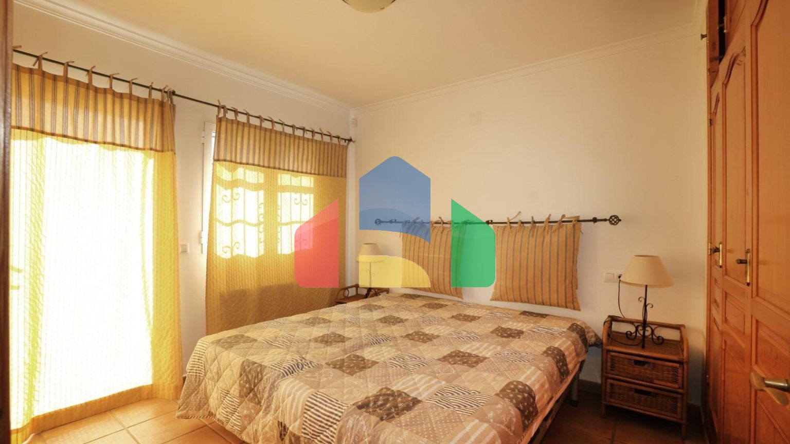 Вилла в средиземноморском стиле с бассейном и недалеко от моря