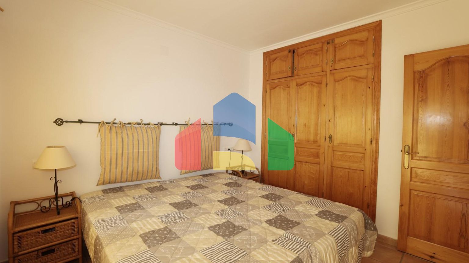 Вилла в средиземноморском стиле с бассейном и недалеко от моря