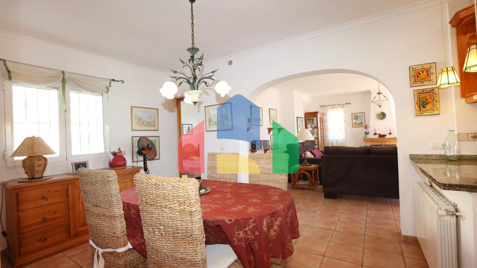 Вилла в средиземноморском стиле с бассейном и недалеко от моря