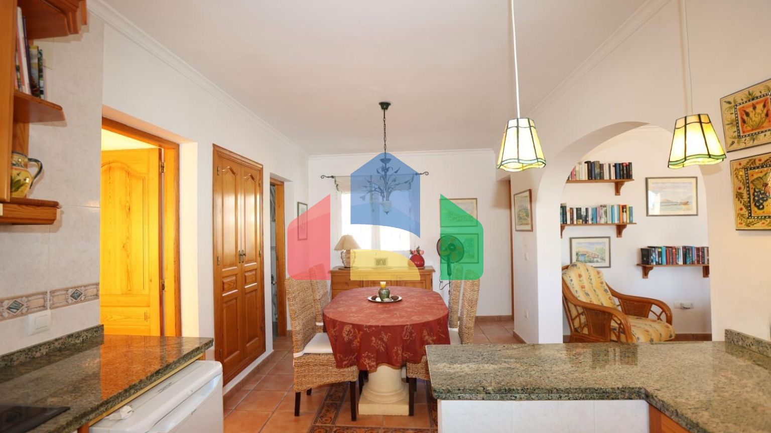 Вилла в средиземноморском стиле с бассейном и недалеко от моря