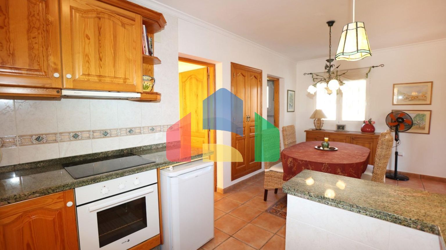 Вилла в средиземноморском стиле с бассейном и недалеко от моря