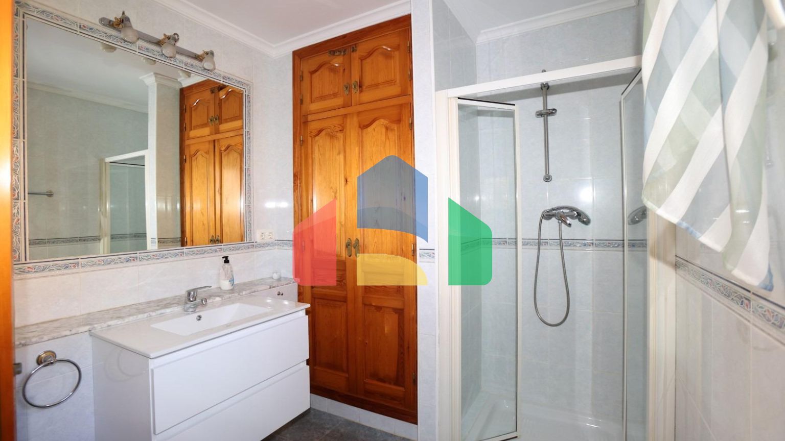 Вилла в средиземноморском стиле с бассейном и недалеко от моря