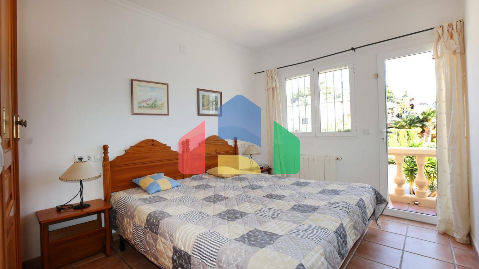 Вилла в средиземноморском стиле с бассейном и недалеко от моря