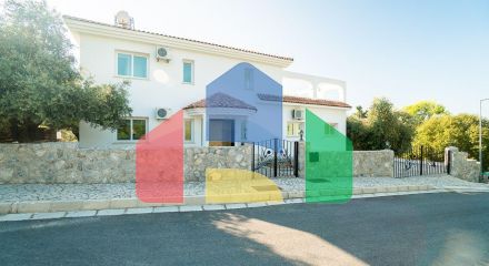 Four-bedroom villa, 220 m2, with a private pool, just 10 minutes from the sea