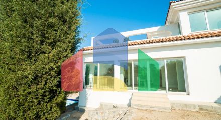 Four-bedroom villa, 220 m2, with a private pool, just 10 minutes from the sea