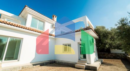 Four-bedroom villa, 220 m2, with a private pool, just 10 minutes from the sea