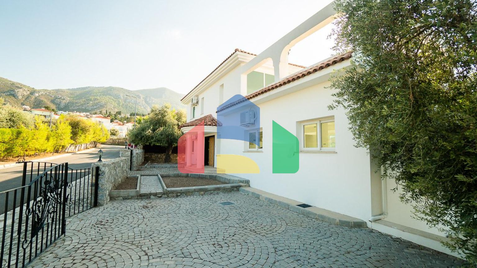 5-комнатная вилла 220 м2 с бассейном в 10 минутах от моря.