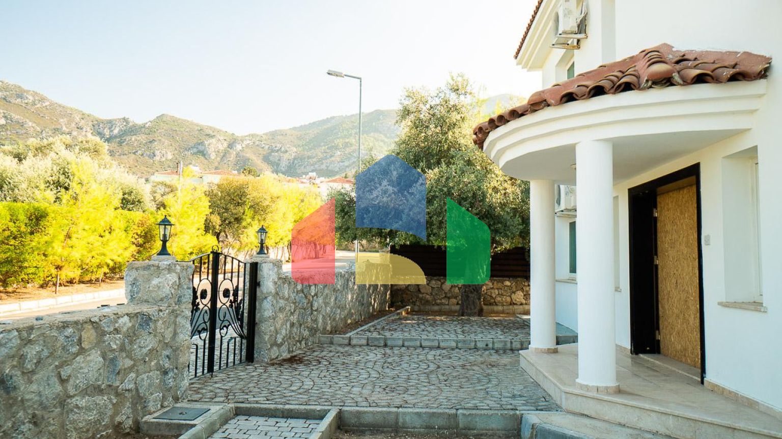 5-комнатная вилла 220 м2 с бассейном в 10 минутах от моря.