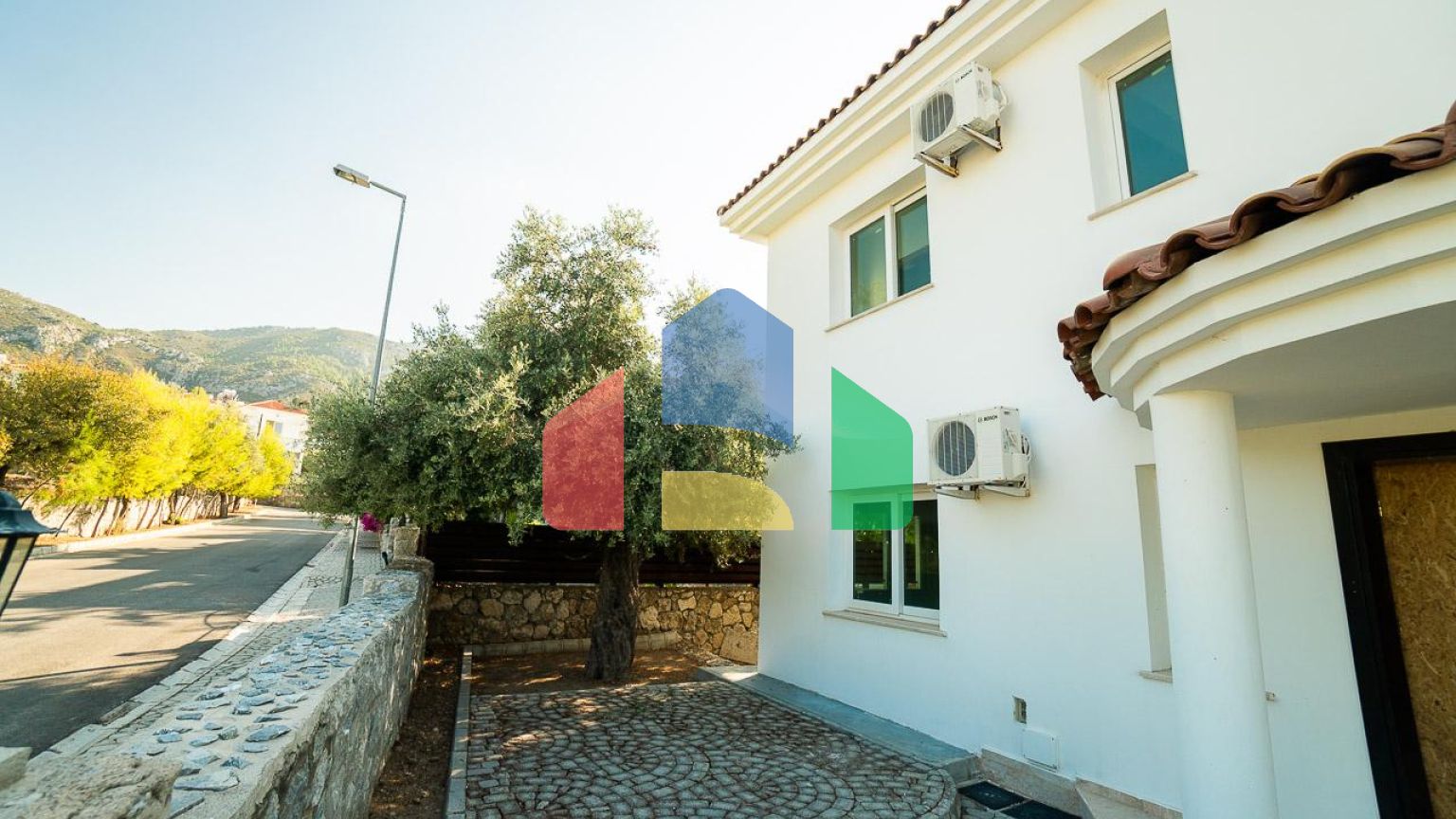 5-комнатная вилла 220 м2 с бассейном в 10 минутах от моря.