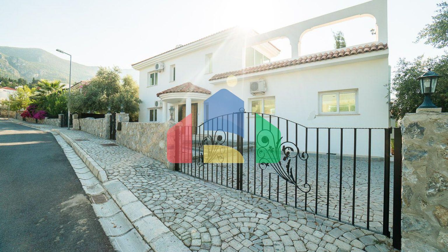 5-комнатная вилла 220 м2 с бассейном в 10 минутах от моря.