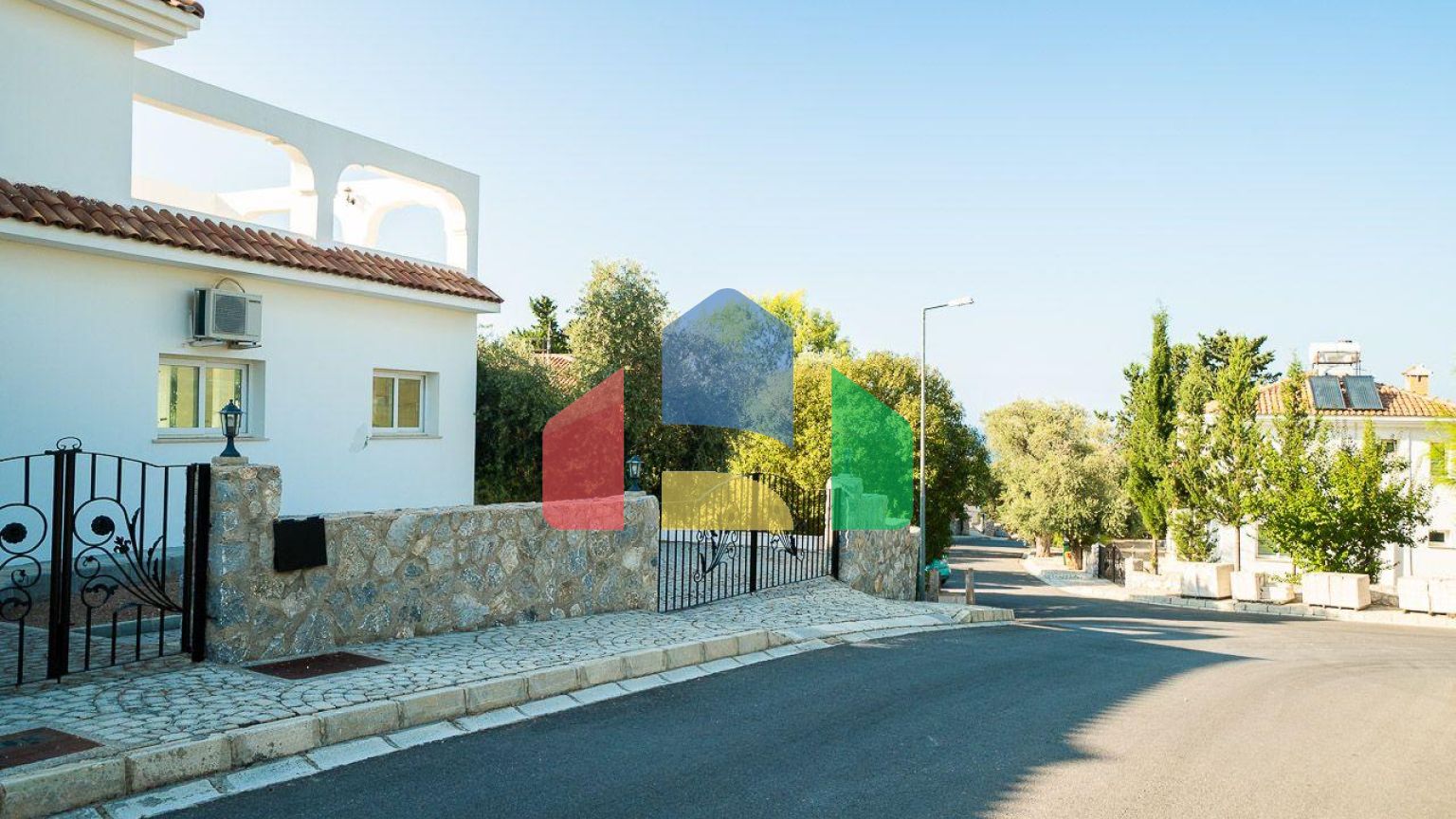 5-комнатная вилла 220 м2 с бассейном в 10 минутах от моря.