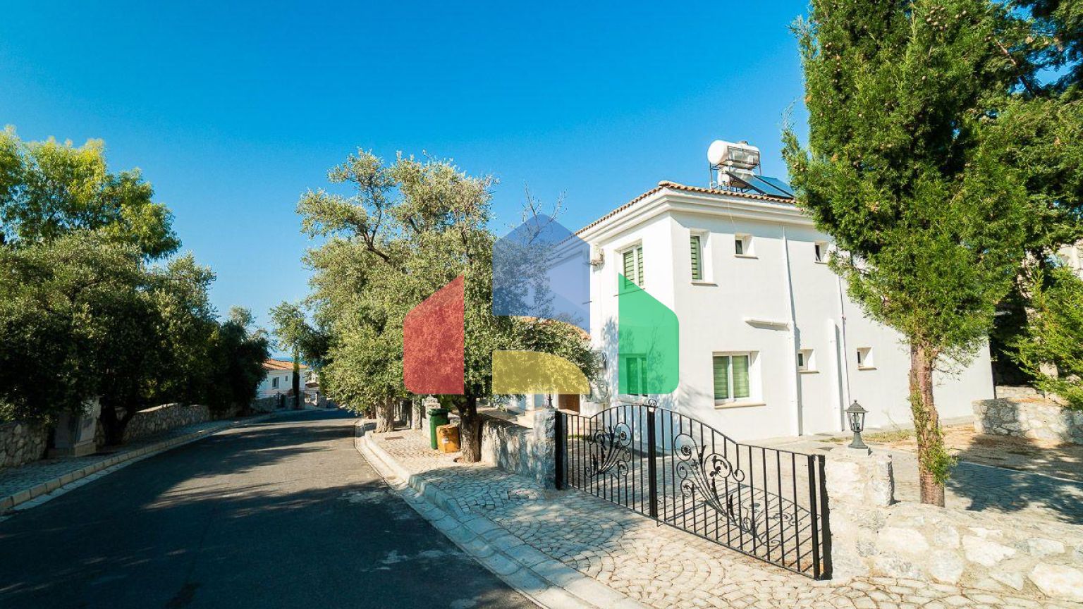 5-комнатная вилла 220 м2 с бассейном в 10 минутах от моря.