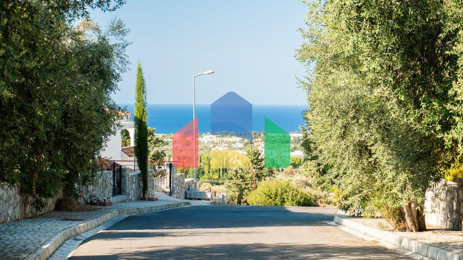 5-комнатная вилла 220 м2 с бассейном в 10 минутах от моря.