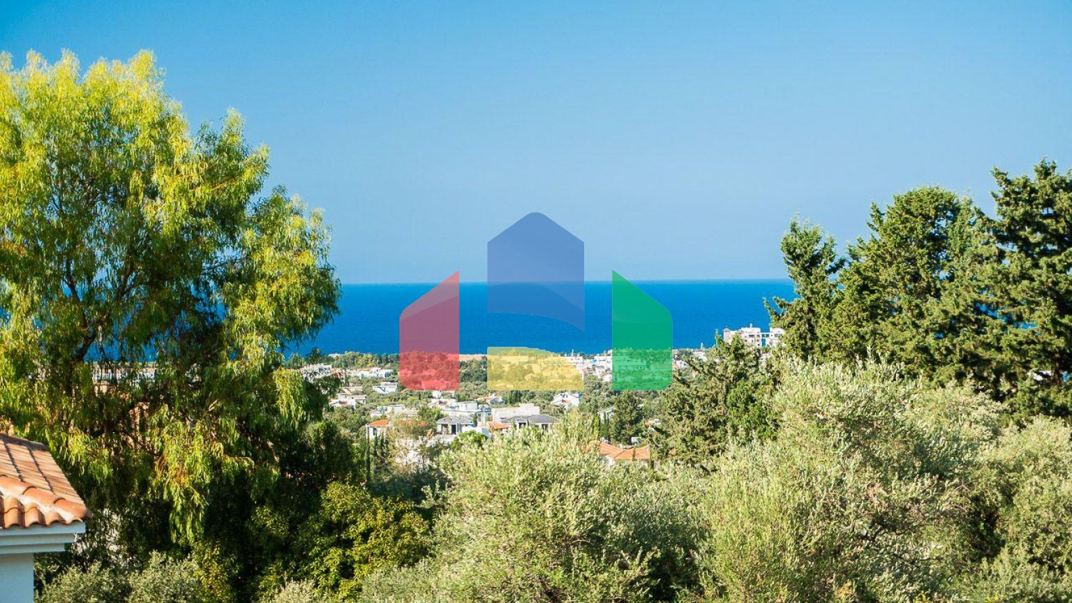 5-комнатная вилла 220 м2 с бассейном в 10 минутах от моря.