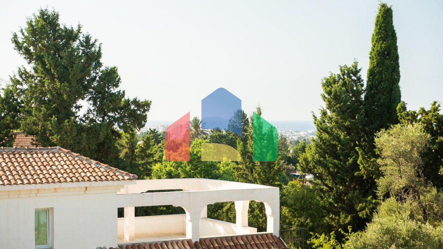 5-комнатная вилла 220 м2 с бассейном в 10 минутах от моря.