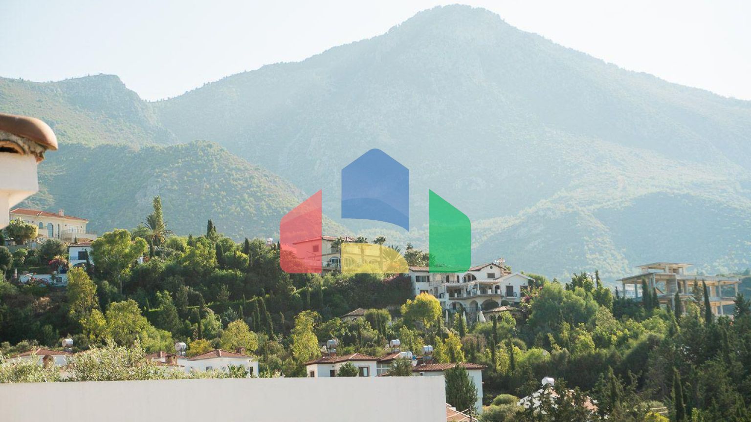 5-комнатная вилла 220 м2 с бассейном в 10 минутах от моря.