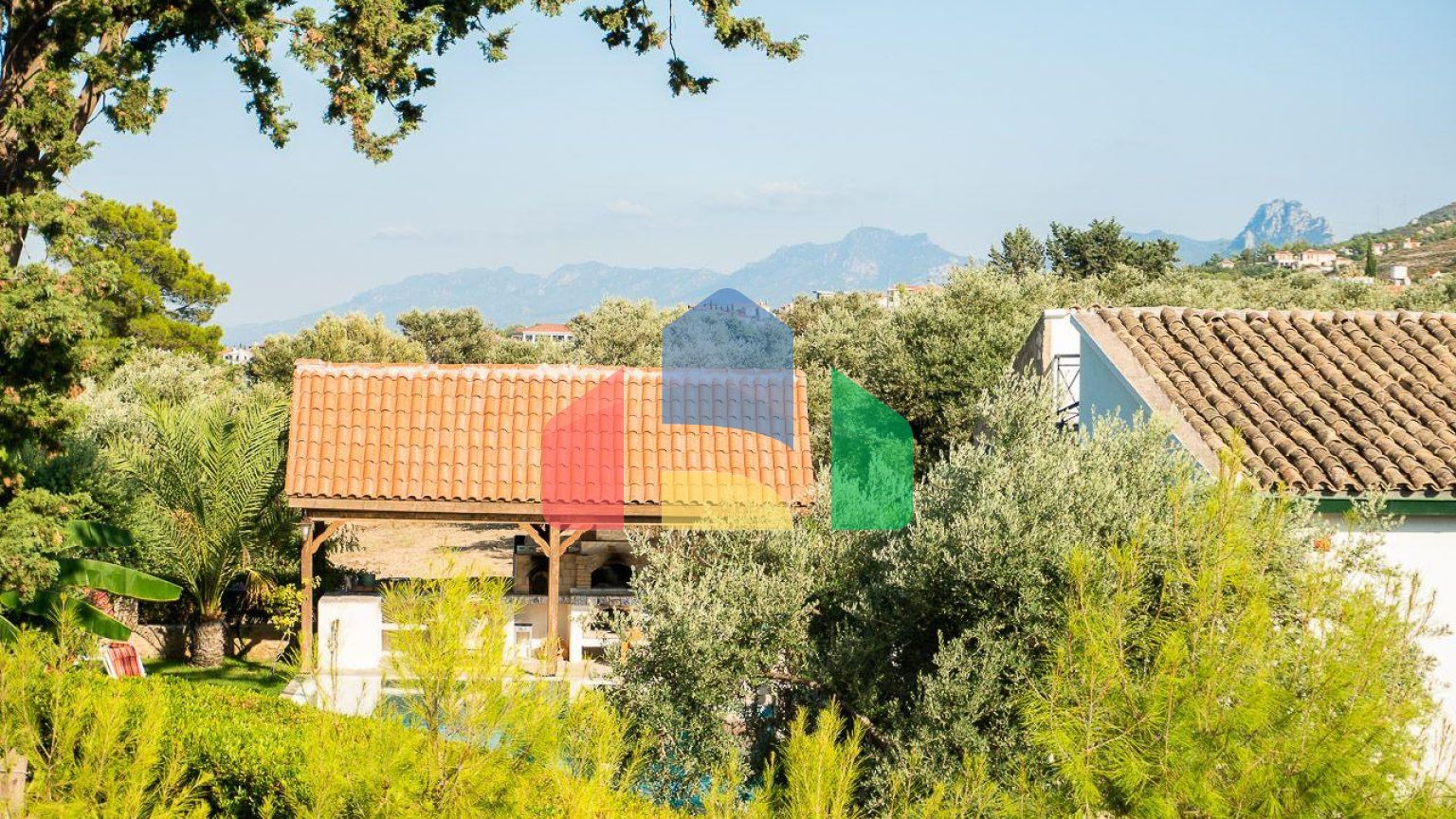 5-комнатная вилла 220 м2 с бассейном в 10 минутах от моря.