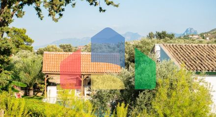 5-комнатная вилла 220 м2 с бассейном в 10 минутах от моря. 5-комнатная вилла 220 м2 с бассейном в 10 минутах от моря.