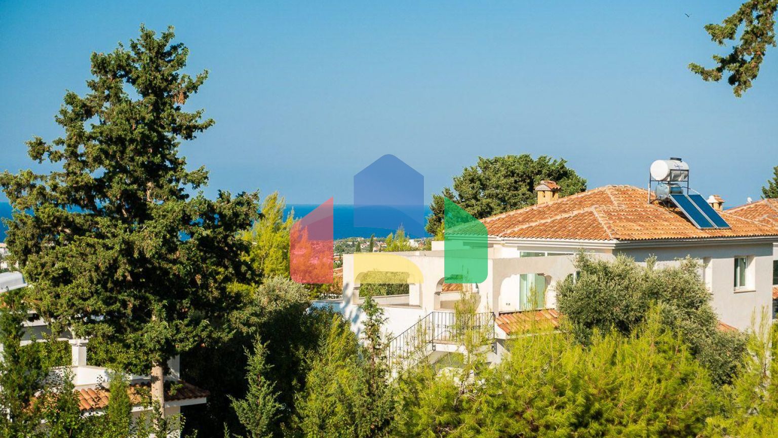 5-комнатная вилла 220 м2 с бассейном в 10 минутах от моря.