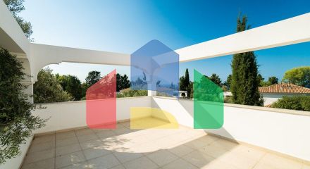 5-комнатная вилла 220 м2 с бассейном в 10 минутах от моря. 5-комнатная вилла 220 м2 с бассейном в 10 минутах от моря.