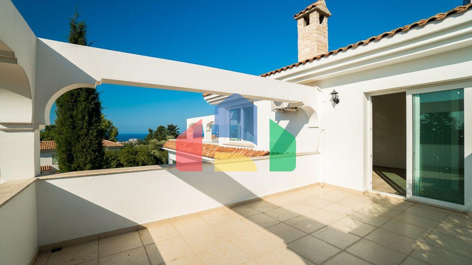 5-комнатная вилла 220 м2 с бассейном в 10 минутах от моря.