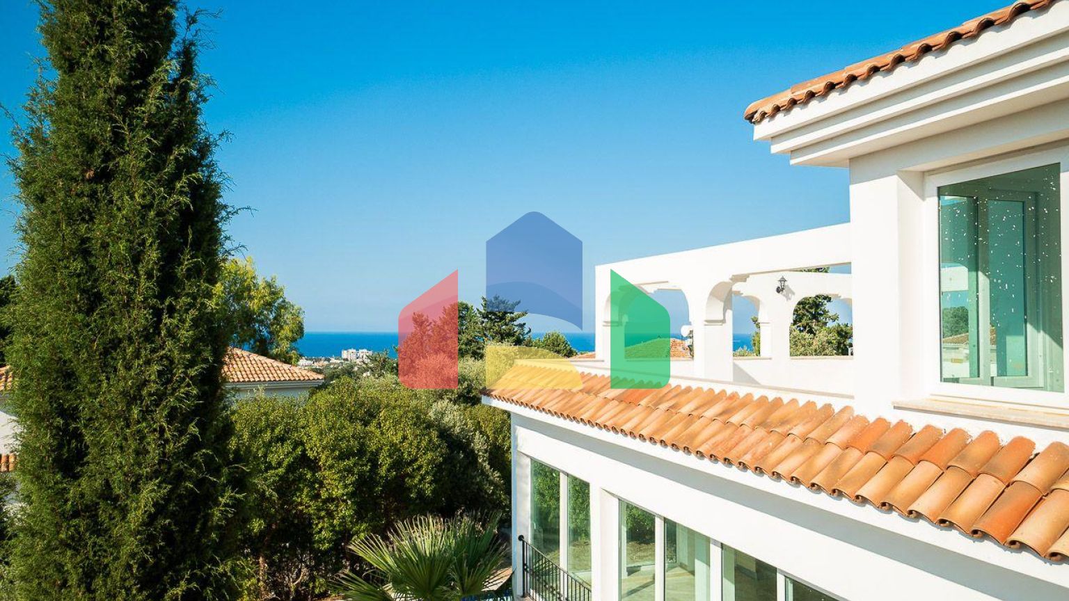 5-комнатная вилла 220 м2 с бассейном в 10 минутах от моря.