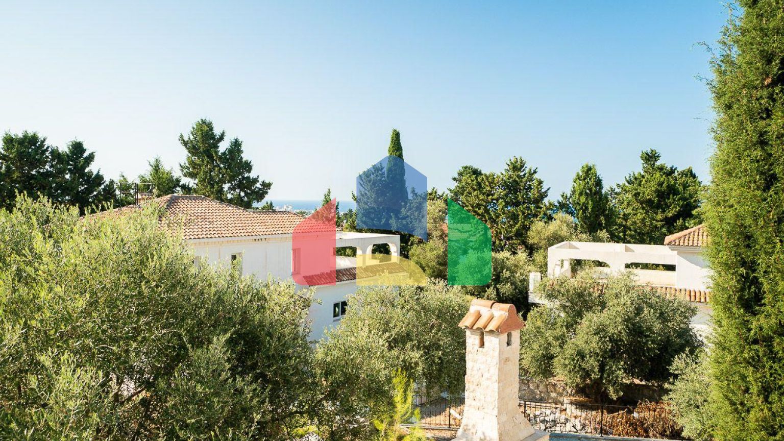 5-комнатная вилла 220 м2 с бассейном в 10 минутах от моря.