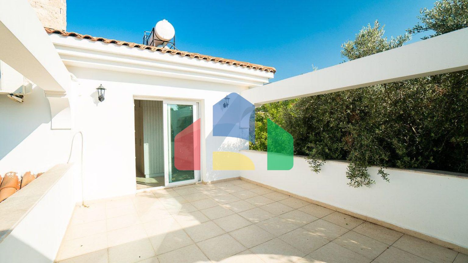 5-комнатная вилла 220 м2 с бассейном в 10 минутах от моря.