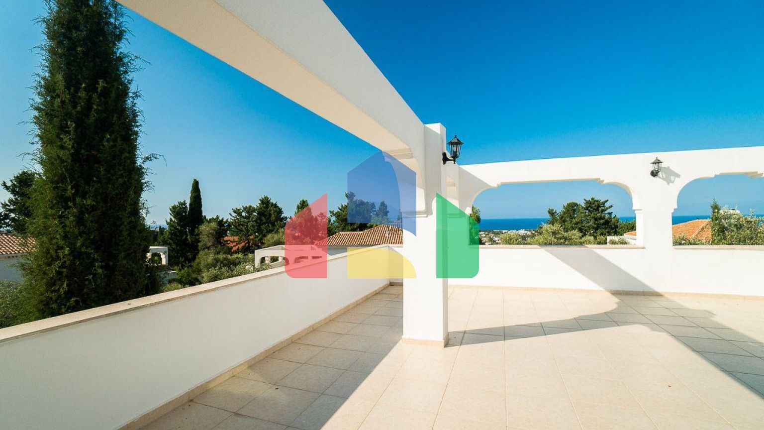 5-комнатная вилла 220 м2 с бассейном в 10 минутах от моря.