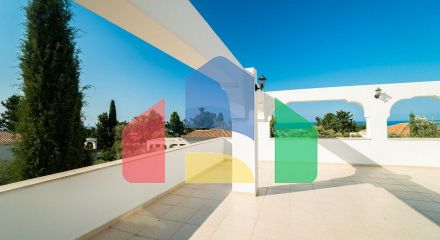 5-комнатная вилла 220 м2 с бассейном в 10 минутах от моря. 5-комнатная вилла 220 м2 с бассейном в 10 минутах от моря.