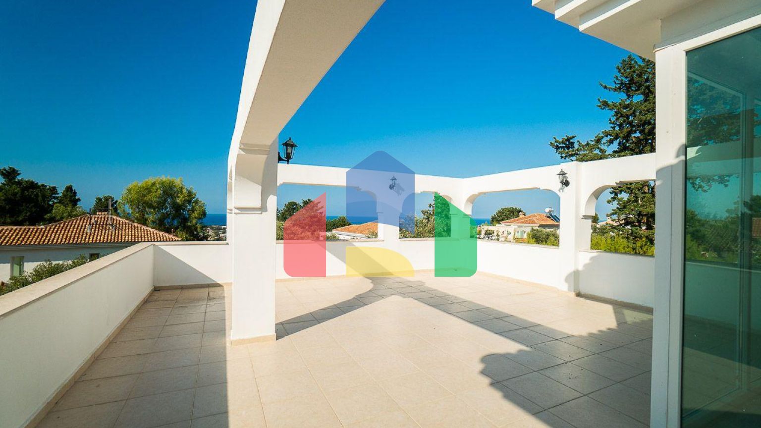 5-комнатная вилла 220 м2 с бассейном в 10 минутах от моря.