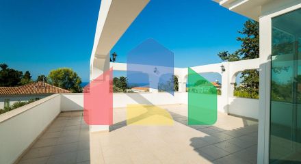 5-комнатная вилла 220 м2 с бассейном в 10 минутах от моря. 5-комнатная вилла 220 м2 с бассейном в 10 минутах от моря.