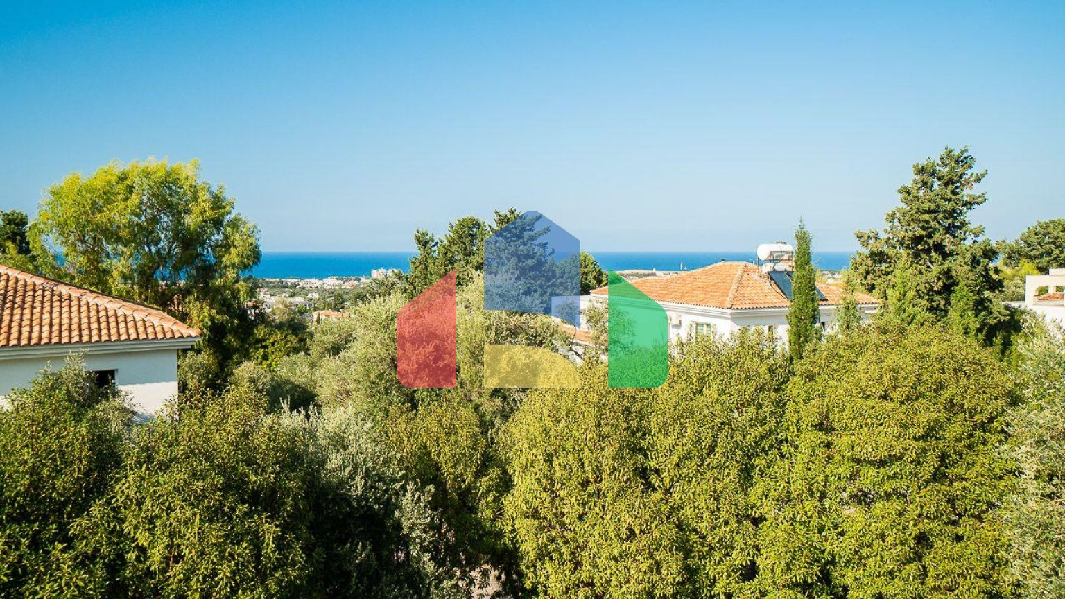 5-комнатная вилла 220 м2 с бассейном в 10 минутах от моря.