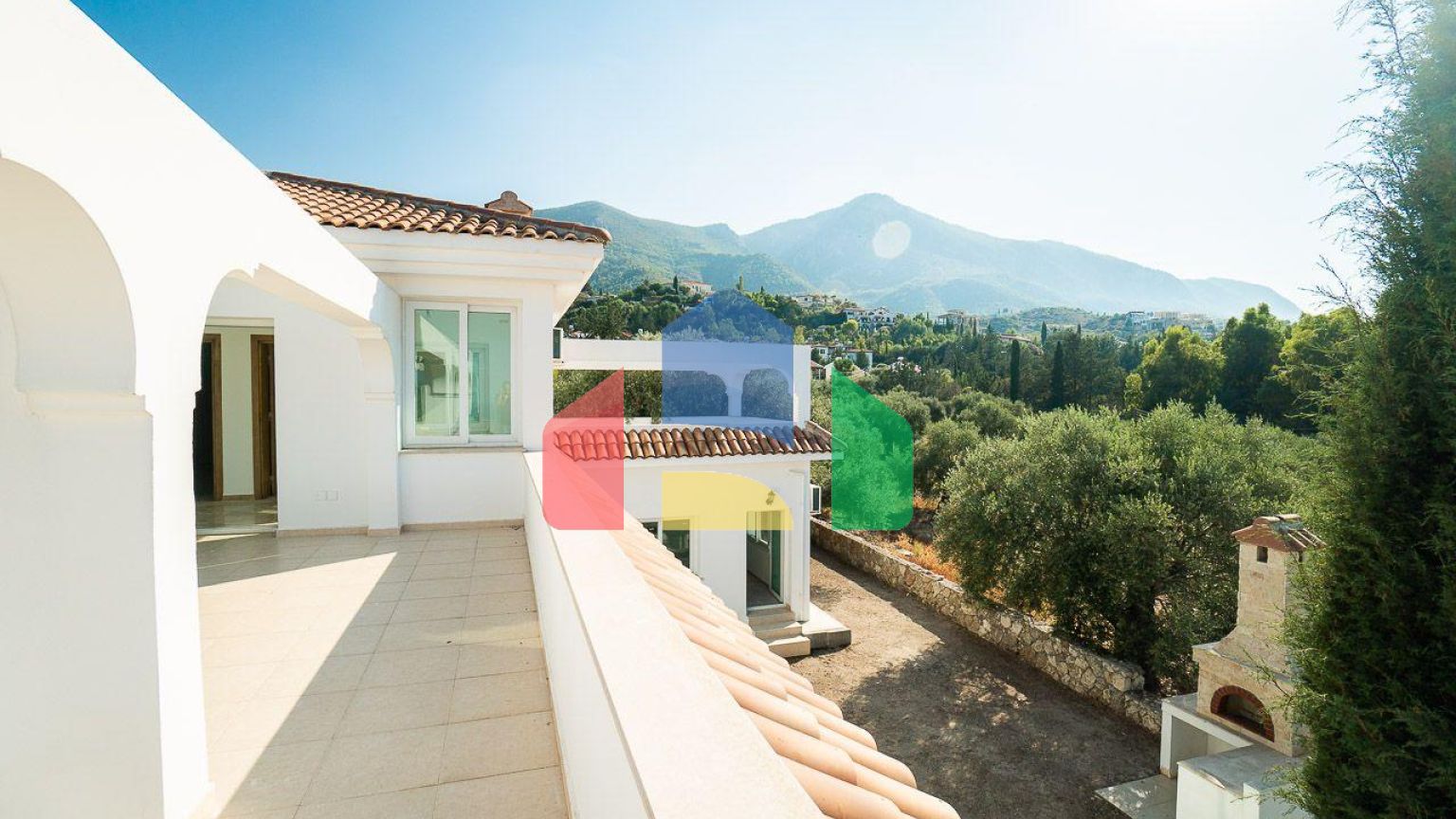 5-комнатная вилла 220 м2 с бассейном в 10 минутах от моря.