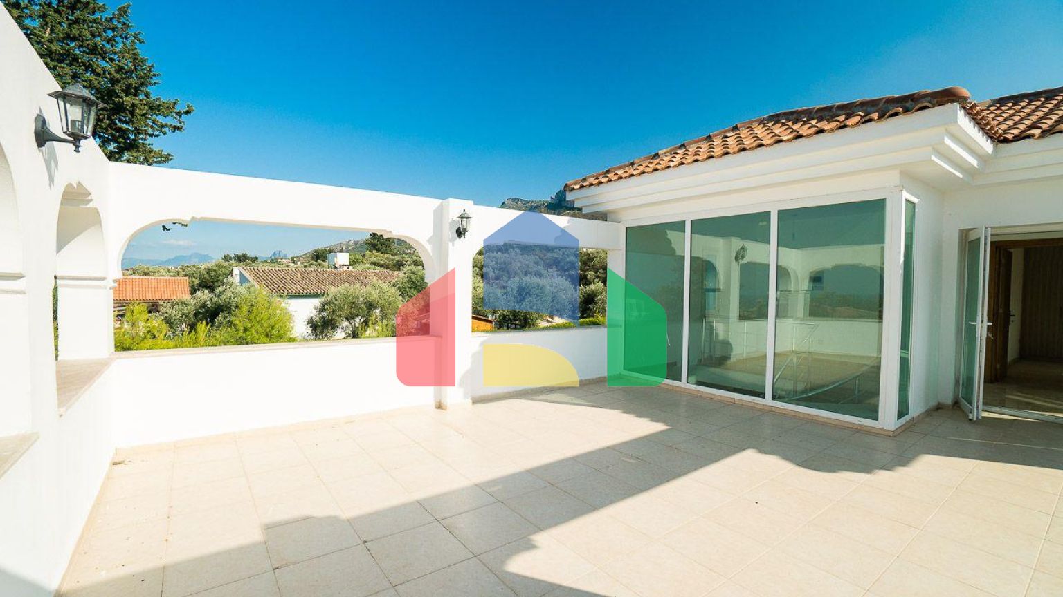 5-комнатная вилла 220 м2 с бассейном в 10 минутах от моря.