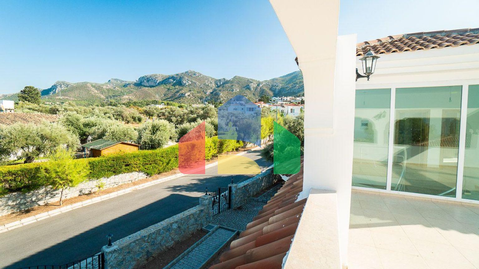 5-комнатная вилла 220 м2 с бассейном в 10 минутах от моря.