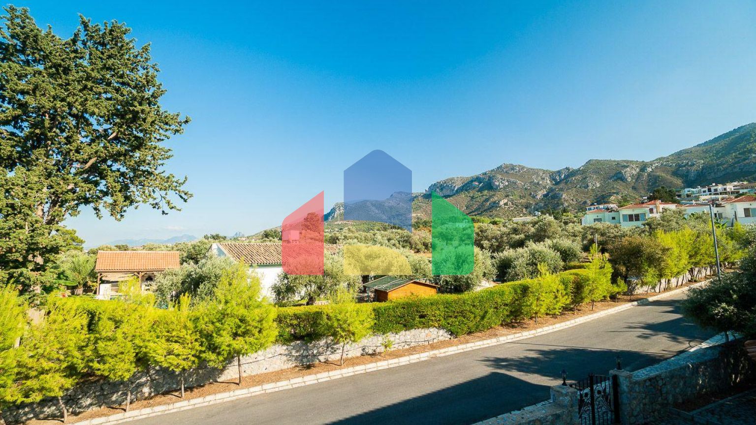 5-комнатная вилла 220 м2 с бассейном в 10 минутах от моря.