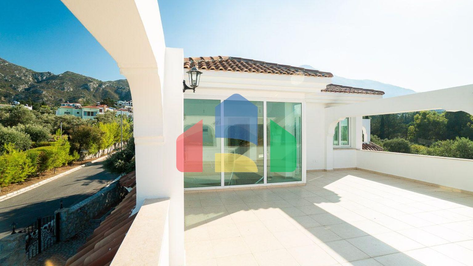 5-комнатная вилла 220 м2 с бассейном в 10 минутах от моря.