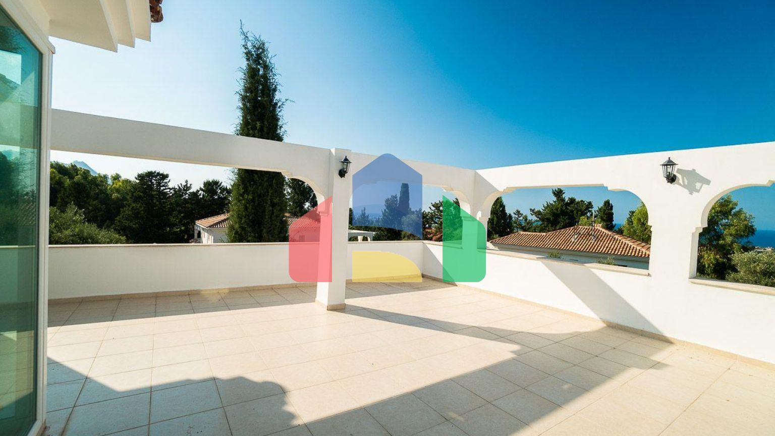 5-комнатная вилла 220 м2 с бассейном в 10 минутах от моря.