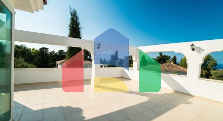 5-комнатная вилла 220 м2 с бассейном в 10 минутах от моря. 5-комнатная вилла 220 м2 с бассейном в 10 минутах от моря.