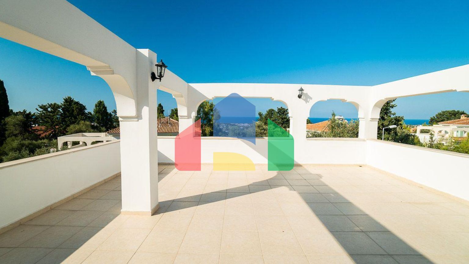 5-комнатная вилла 220 м2 с бассейном в 10 минутах от моря.