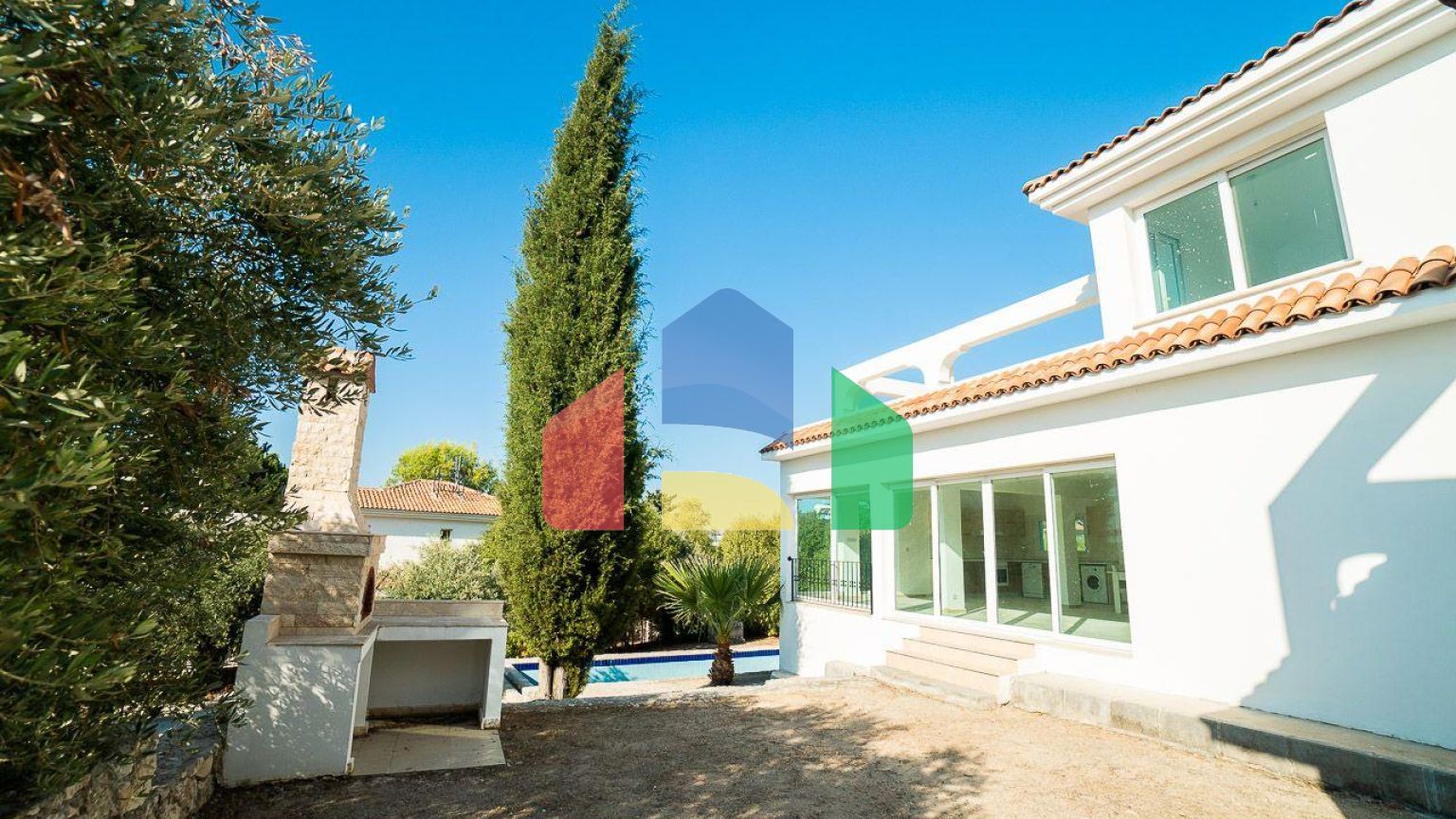 5-комнатная вилла 220 м2 с бассейном в 10 минутах от моря.