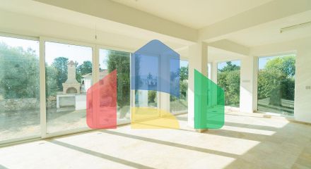 5-комнатная вилла 220 м2 с бассейном в 10 минутах от моря. 5-комнатная вилла 220 м2 с бассейном в 10 минутах от моря.