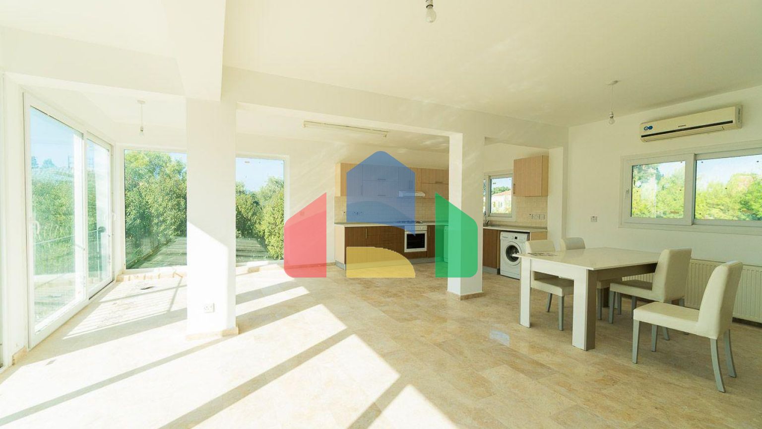 5-комнатная вилла 220 м2 с бассейном в 10 минутах от моря.