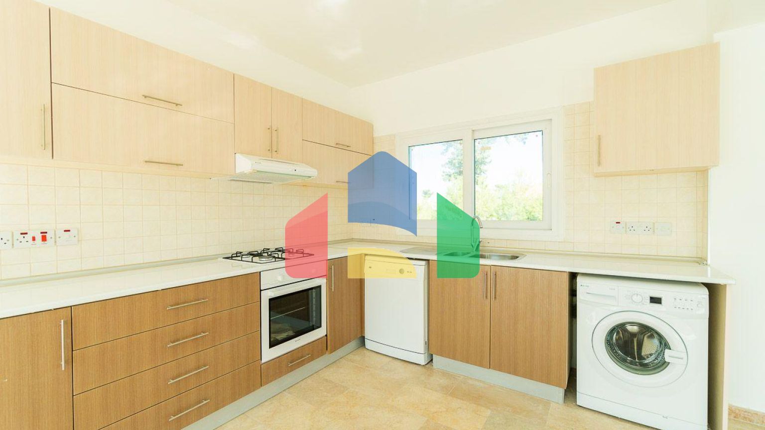 5-комнатная вилла 220 м2 с бассейном в 10 минутах от моря.